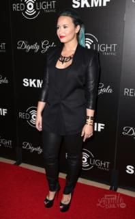 Demi Lovato feet photo thumbnail