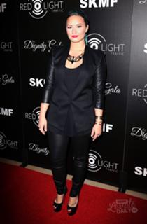 Demi Lovato feet photo thumbnail