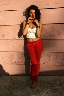 Isis Valverde feet photo thumbnail