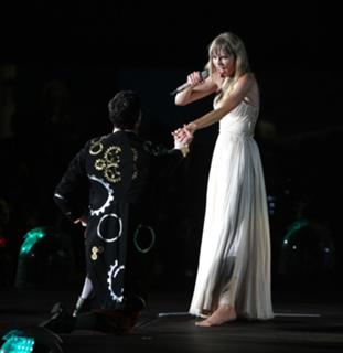 Taylor Swift feet photo thumbnail
