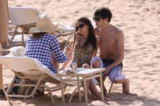 Sarah Hyland feet photo thumbnail
