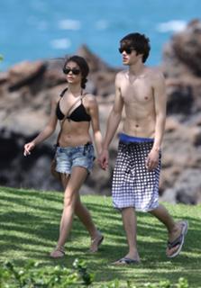 Sarah Hyland feet photo thumbnail