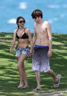 Sarah Hyland feet photo thumbnail