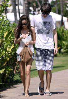 Sarah Hyland feet photo thumbnail
