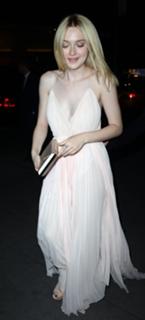 Dakota Fanning feet photo thumbnail