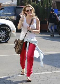 Hilary Duff feet photo thumbnail