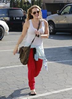 Hilary Duff feet photo thumbnail