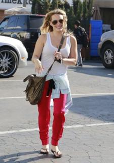 Hilary Duff feet photo thumbnail