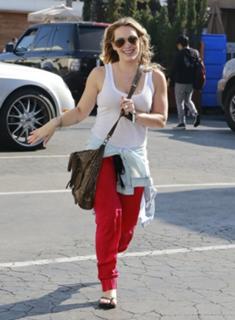 Hilary Duff feet photo thumbnail