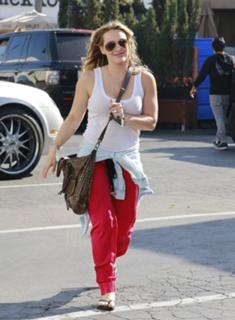 Hilary Duff feet photo thumbnail