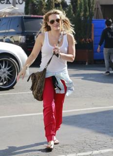 Hilary Duff feet photo thumbnail