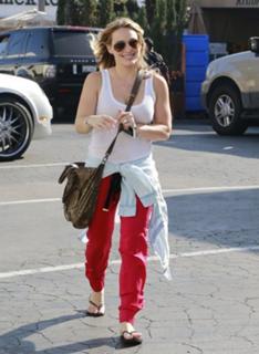 Hilary Duff feet photo thumbnail