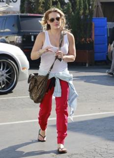 Hilary Duff feet photo thumbnail