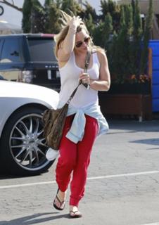 Hilary Duff feet photo thumbnail