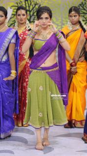 Kriti Kharbanda feet photo thumbnail