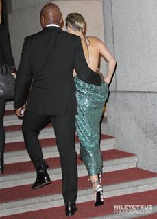 Miley Cyrus feet photo thumbnail
