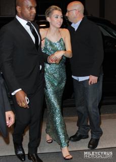 Miley Cyrus feet photo thumbnail