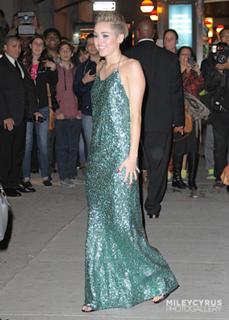 Miley Cyrus feet photo thumbnail