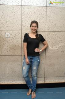 Rashi Khanna feet photo 1