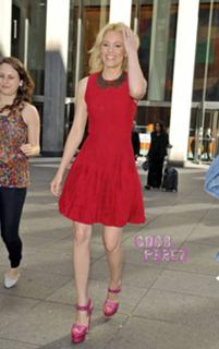 Elizabeth Banks feet photo thumbnail