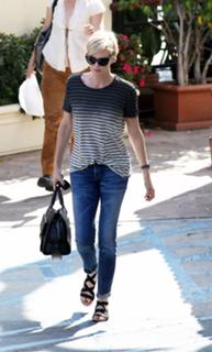 Charlize Theron feet photo thumbnail