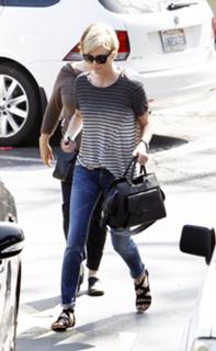 Charlize Theron feet photo thumbnail