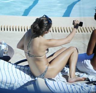 Selena Gomez feet photo thumbnail