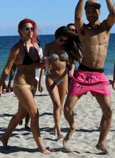 Selena Gomez feet photo thumbnail