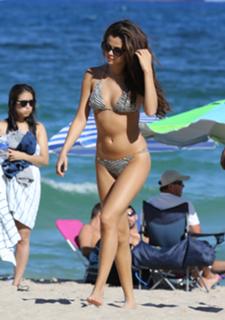 Selena Gomez feet photo thumbnail