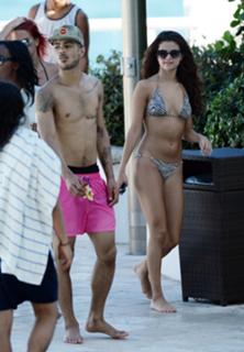 Selena Gomez feet photo thumbnail