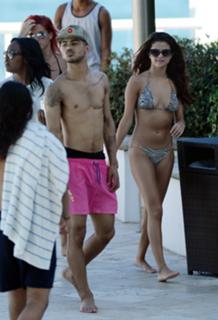 Selena Gomez feet photo thumbnail