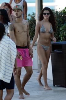 Selena Gomez feet photo thumbnail