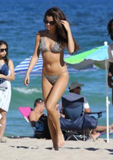 Selena Gomez feet photo thumbnail