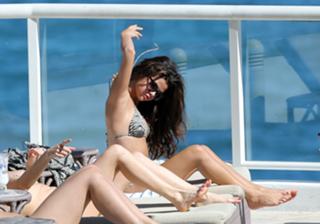 Selena Gomez feet photo thumbnail