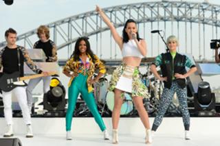 Katy Perry feet photo thumbnail