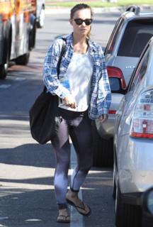 Olivia Wilde feet photo thumbnail