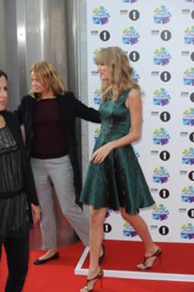 Taylor Swift feet photo thumbnail