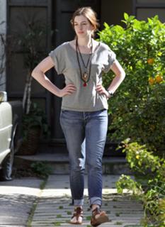 Anne Hathaway feet photo thumbnail