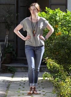 Anne Hathaway feet photo thumbnail