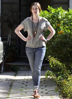 Anne Hathaway feet photo thumbnail