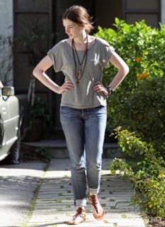 Anne Hathaway feet photo thumbnail