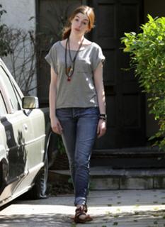 Anne Hathaway feet photo thumbnail