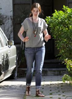 Anne Hathaway feet photo thumbnail