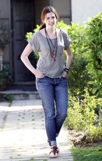 Anne Hathaway feet photo thumbnail