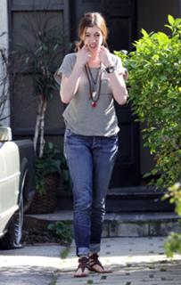 Anne Hathaway feet photo thumbnail