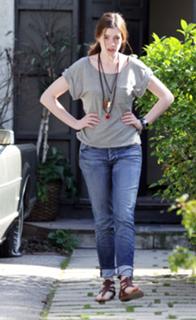 Anne Hathaway feet photo thumbnail