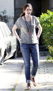 Anne Hathaway feet photo thumbnail