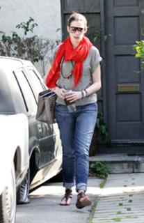 Anne Hathaway feet photo thumbnail