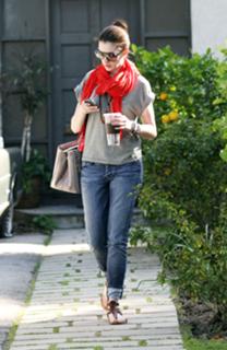 Anne Hathaway feet photo thumbnail