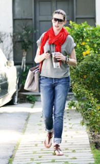 Anne Hathaway feet photo thumbnail